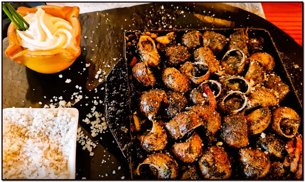 Si vous voulez manger de l’escargot venez à la Sangria GRILL pour déguster nos escargots grillés a la braise. Les meilleurs escargots grillés du monde. Les escargots sont un mollusque dégusté dans de nombreux pays. Ils sont servis en apéritif, rôtis, grillés, riz, en sauce, etc. Les recettes avec des escargots sont vraiment exquises. Les escargots terrestres sont consommés depuis longtemps. C’est un aliment qui contient beaucoup d’eau et peu de matières grasses. Ils sont riches en protéines et ont différentes façons de se préparer. Si vous voulez manger de l’escargot et que vous ignorez comment le préparer. Venez à la Sangria GRILL pour déguster nos escargots grillés a la braise. Réservez une table à La Sangria Grill et régalez votre famille et vos invités avec les meilleurs escargots grillés du monde au Restaurant La Sangria à Meritxell Canillo.