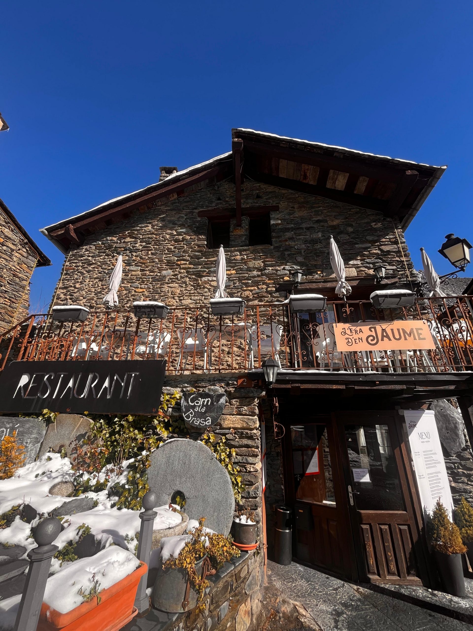 Restaurante l'Era d'en Jaume cocina Andorrana Mediterránea en Llorts En el bonito pueblecito de Llorts, (Ordino) el restaurante l’Era d’en Jaume te hará descubrir la cocina típica andorrana. Se trata de una cocina rica con productos de la tierra: conejo, ternera Andorrana, viñedos, morillas, setas de temporada, frutos rojos recogidos a centenares de metros y otros productos de carnes de las mejores razas cuando se presenta. La temporada; Aquí tienes algunos productos, entre muchos otros que te ofrece el restaurante Era d’en Jaume. El pueblo de Llorts se encuentra en la carretera que va a la estación de esquí de Arcalis a 6 km de Ordino. Las casas tradicionales andorranas están construidas en piedra y en verano tendrás la oportunidad de disfrutar de todos los balcones floridos de geranios, un encanto para la vista. La Borda Restaurante l’Era d’en Jaume está situada en Llorts, un pequeño núcleo de casas rústicas (de piedra y madera con flores rojas en las ventanas en verano) que se aglutinan en torno a la Iglesia de San Serni (Románico del S. XIV) en la parroquia de Ordino (a 3 min. de la población principal de Ordino). La borda de l’Era d’en Jaume está justo junto a la Iglesia. Dispone de 2 salas. Una pequeña en la planta de entrada con capacidad para 20 personas y una más grande en la primera planta con capacidad para 50 personas. En esta segunda planta hay una pequeña terraza (ideal como salida para los fumadores) con hermosas vistas al pueblecito de Llorts y su iglesia. En L’Era d’en Jaume se puede degustar la gastronomía tradicional andorrana a la que se aplican técnicas modernas de cocina, con aromas y texturas propios del chef Pep Ramos, aunque es un restaurante equipado con los mejores hornos entre ellos un Josper y para cocinar a baja temperatura un horno Rational (Lo mejor para la cocina sabrosa y moderna). Sugerencia del Chef: carrilleras de cerdo estofadas con vino y boletus. Especialidades: Pies de cerdo con caracoles y setas, Morro de bacalao gratinado con "all i olí", "Múrgules" (variedad de seta) con hígado de pato y crema con trufa, Carne a la brasa de carbón, Costillas de cordero lechal, Entrañas de buey... Deliciosos postres caseros. Buen menú: Menú siempre interesante, con buena relación calidad-precio, ideal reservar antes. Buena atención por parte del servicio. Comida excelente, un ambiente además de encantador es muy ameno y el trato tanto del propietario como del personal es increíble. Recomiendo al 100 x 100. Excelente servicio, rica comida, borda tradicional. Pequeña borda tradicional de Andorra, menú diario bastante caro sin incluir bebida con bastantes opciones a elegir. Está claro que aquí se come no bastante bien, sino muy bien. Destacar el excelente servicio que nos prestó el camarero de origen salmantino. Nos gustó mucho el pan y la Olleta. Restaurante ubicado en un entorno idílico. Comida con calidad y precio muy buena, a destacar: "la olla de la abuela" que estaba exquisita. Fue la primera vez que fuimos al restaurante Borda L'Era d'en Jame y la verdad es que nos encantó el sitio, la comida buenísima y el trato excepcional. Para repetir, sin ninguna duda, y recomendar, le doy un 10. Los mejores Restaurantes de Ordino La Cortinada Llorts i Arcalis en el Principado de Andorra auténtica gastronomía Andorrana
