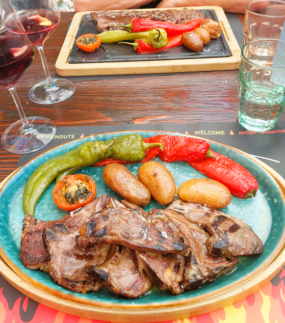 La Sangria Grill – Le temple de la viande à Meritxell, Andorre Sur la route de Grandvalira, niché au cœur du village de Meritxell, La Sangria Grill vous accueille dans un cadre rustique et chaleureux, avec l’une des plus belles terrasses de la saison. Soleil, montagne, bonne viande… que demander de plus ? 🥩 Ici, la star, c'est la viande maturée XXXXL, grillée au feu de bois avec passion et savoir-faire. Nous sommes — très probablement — le meilleur restaurant spécialisé en viandes premium de la Principauté d’Andorre. ✨ Nos incontournables : – Tomahawks, entrecôtes et chuletons maturés de bœuf et de vache – Jarret de cochon fondant, saucisses du terroir, côtelettes d’agneau – Poulet fermier à la braise, idéal pour les enfants – Escargots grillés, hamburgers artisanaux – Steak tartare à la française.  – Fondues, crêpes maison et desserts typiques de l’Andorre. 🍷 Accompagnez votre repas de pommes de terre rôties, d’oignons confits, de sauces maison et d’un bon verre de vin rouge. 👨‍👩‍👧‍👦 Ambiance conviviale, portions généreuses et service attentionné — tout est réuni pour un moment mémorable. 📍 Venez découvrir La Sangria Grill, là où la tradition rencontre le goût, et où chaque bouchée est une fête. #LaSangriaGrill #ViandesXXXL #RestaurantMeritxell #GrilladesAuFeuDeBois #CuisineRustique #GastronomieAndorrane #TomahawkMaturé #EntrecôtePremium #JarretDeCochon #PouletFermier #SaucisseDuTerroir #SteakTartare #DessertsDeMontagne #TerrasseAndorre #GrandvaliraRoute #FoodiesAndorra #PlatsGénéreux #AmbianceChaleureuse #RestaurantDeCaractère #AndorraGourmet #BonnesChoses #EspritDePartage #MomentsQuiComptent #TraditionEtSaaveurs #RecettesAuthentiques #ViandeDeQualité