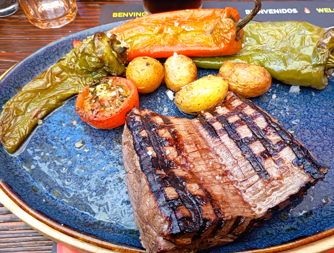 La Sangria Grill – Le temple de la viande à Meritxell, Andorre Sur la route de Grandvalira, niché au cœur du village de Meritxell, La Sangria Grill vous accueille dans un cadre rustique et chaleureux, avec l’une des plus belles terrasses de la saison. Soleil, montagne, bonne viande… que demander de plus ? 🥩 Ici, la star, c'est la viande maturée XXXXL, grillée au feu de bois avec passion et savoir-faire. Nous sommes — très probablement — le meilleur restaurant spécialisé en viandes premium de la Principauté d’Andorre. ✨ Nos incontournables : – Tomahawks, entrecôtes et chuletons maturés de bœuf et de vache – Jarret de cochon fondant, saucisses du terroir, côtelettes d’agneau – Poulet fermier à la braise, idéal pour les enfants – Escargots grillés, hamburgers artisanaux – Steak tartare à la française. – Fondues, crêpes maison et desserts typiques de l’Andorre. 🍷 Accompagnez votre repas de pommes de terre rôties, d’oignons confits, de sauces maison et d’un bon verre de vin rouge. 👨‍👩‍👧‍👦 Ambiance conviviale, portions généreuses et service attentionné — tout est réuni pour un moment mémorable. 📍 Venez découvrir La Sangria Grill, là où la tradition rencontre le goût, et où chaque bouchée est une fête. #LaSangriaGrill #ViandesXXXL #RestaurantMeritxell #GrilladesAuFeuDeBois #CuisineRustique #GastronomieAndorrane #TomahawkMaturé #EntrecôtePremium #JarretDeCochon #PouletFermier #SaucisseDuTerroir #SteakTartare #DessertsDeMontagne #TerrasseAndorre #GrandvaliraRoute #FoodiesAndorra #PlatsGénéreux #AmbianceChaleureuse #RestaurantDeCaractère #AndorraGourmet #BonnesChoses #EspritDePartage #MomentsQuiComptent #TraditionEtSaveurs #RecettesAuthentiques #ViandeDeQualité