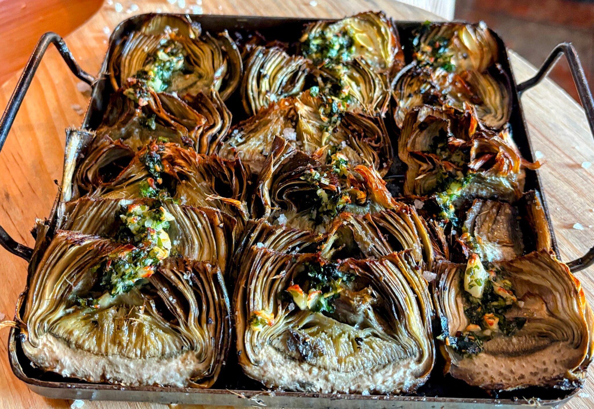 🔥🌿 Carxofes de Benicarló a la brasa… un plaer de temporada! 🌿🔥úniques i exclusives a La Sangria Grill, tallades gruixudes amb sal marina A La Sangria Grill ja tenim una de les joies de l’hivern: les carxofes de Benicarló, tendres, carnoses i amb aquest el seu toc tan característic. Les fem a la brasa de llenya, com tota la nostra cuina de muntanya, perquè agafin aquest aroma fumat irresistible que només dona el foc viu de bona llenya d’alzina. Cruixents per fora, meloses per dins… una autèntica delícia per començar qualsevol àpat. 🥘 Perfectes com a entrant 🔥 Ideals per compartir 💚 100% producte de temporada i proximitat Vine a tastar-les a La Sangria Grill – Meritxell, i deixa que el sabor de la brasa faci la resta. #LaSangriaGrill #CarxofesDeBenicarló #BrasaDeLlenya #CuinaDeMuntanya #Andorra #Gastronomia #FoodLovers #TemporadaDeCarxofes