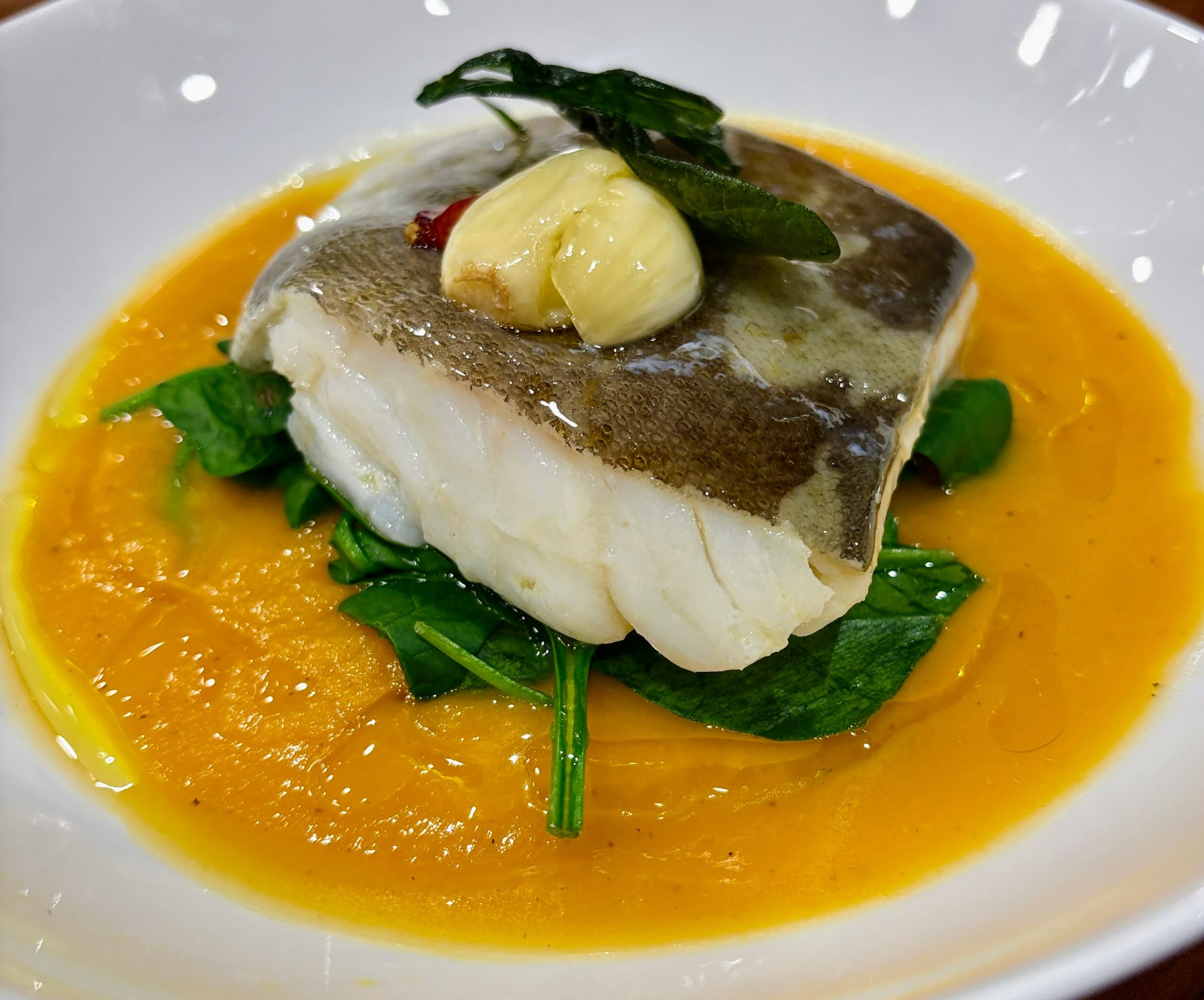 Nou 180 Restaurant. Bonaventura Riberaygua, 24. Andorra la Vella. Ara als nostres suggeriments al menú del dia hi trobareu aquest bacallà cuit a baixa temperatura amb crema de carabassa sobre un llit d’espinacs.