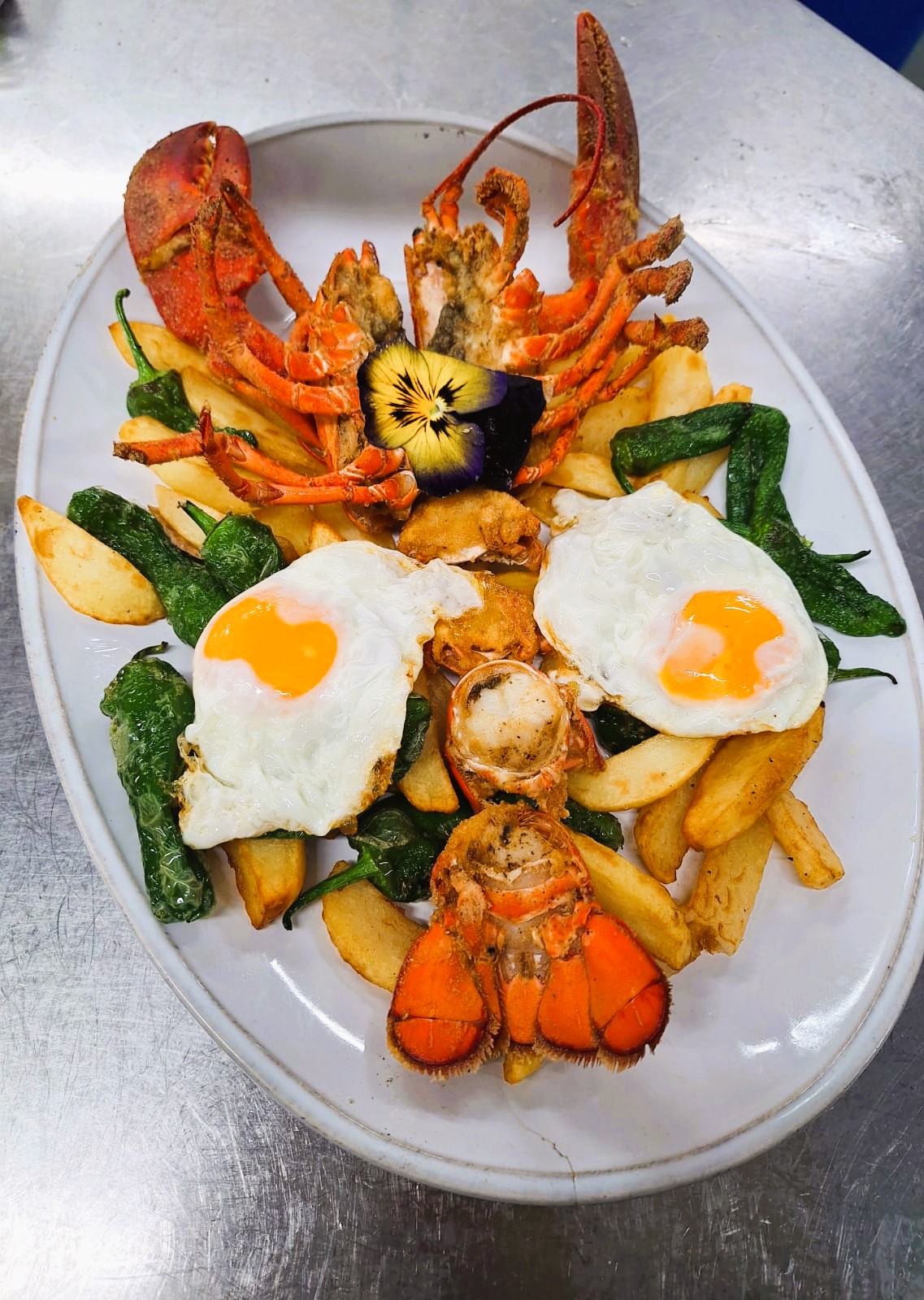 El millor Marisc i peix fresc d'Andorra la Vella al Restaurant KRAM ANDORRA. Llamàntol a la Menorquina o també anomenat a l’estil de “Ses Illes Balears”, fregit amb patates fregides casolanes, ou ferrats i pebrots del “Padrón”.