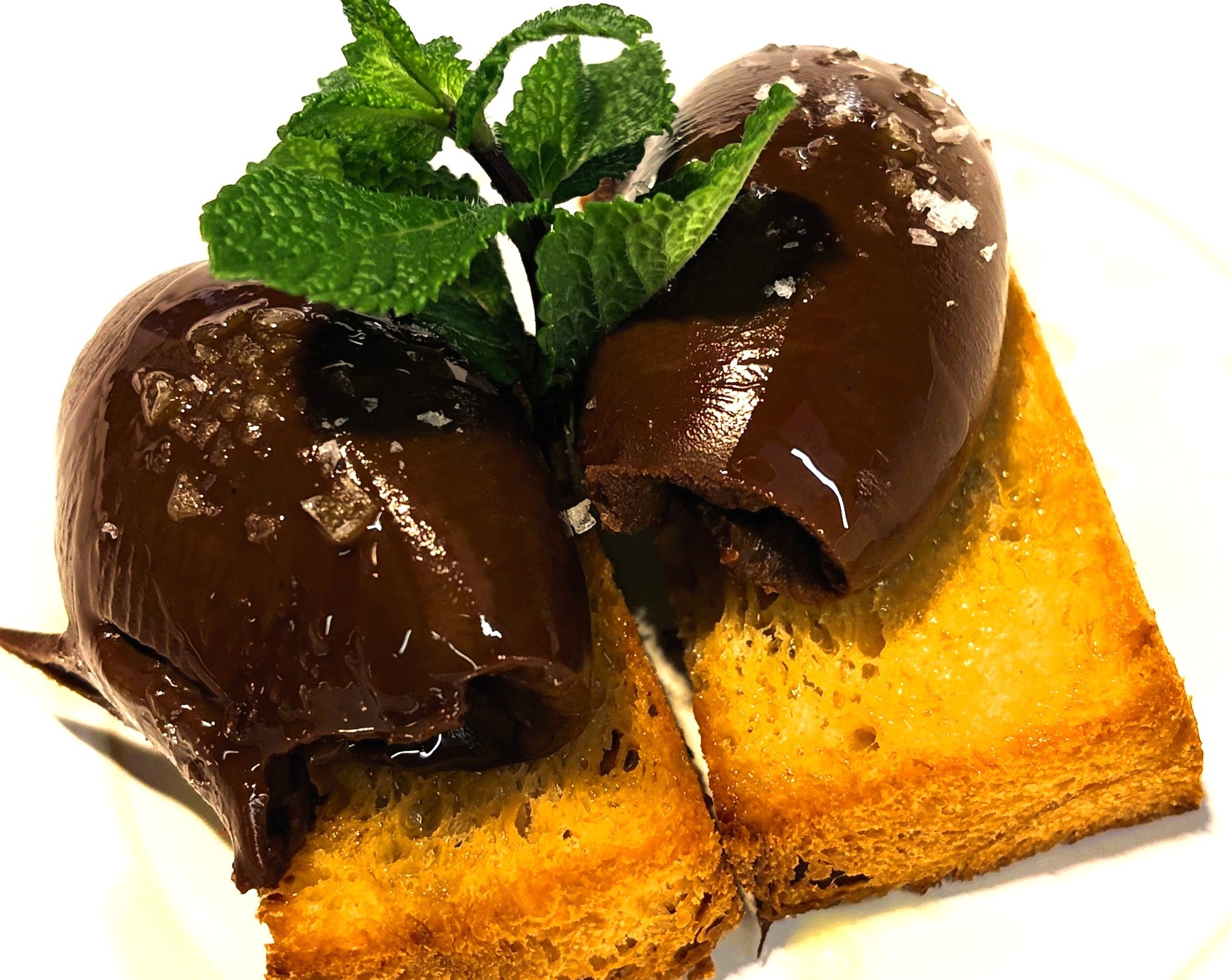 ✨🍫 POSTRES ESPECIALS KRAM a la presentació de l’oli KYLATT 🍫✨i L’Or de Ponent. Avui, en el marc de la presentació de l'oli prèmium KYLATT, el xef Jordi Guerrero ens sorprèn amb unes postres que són pura delicadesa: Torradetes elaborades amb pasta de croissant francès, lleugerament cruixents, banyades amb un bon raig d’oli KYLATT per potenciar-ne l’aroma i la personalitat. A sobre un "Ganache" de xocolata prèmium. Li vaig preguntar al nostre xef què és el Ganache i em va dir el següent: “El "ganache" de xocolata és una de les preparacions més apreciades en el món de la bomboneria i la rebosteria. La seva combinació de xocolata amb nata fresca crea una textura sedosa i un sabor intens que eleva a l'infinit qualsevol de les postres on li afegeixis aquesta xocolata preparada per utilitzar dins dels bombons” Un final dolç, elegant i profund, que celebra el producte, la tècnica i el talent del nostre equip. KRAM ANDORRA — on la creativitat i el producte excel·lent es donen la mà. #KYLATT #KRAM #Ganache #Xoxolata #Lespostresdexocolata