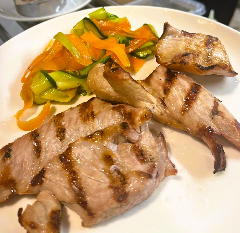 Saps que al centre d’Andorra la Vella pots esmorzar un llom a la brasa i botifarra a la brasa amb pa de pages torrat, fet al moment? Al Restaurant 180, els entrepans de llom els preparem clàssics o passats per la nostra brasa de carbó vegetal al forn Josper, perquè cada mossegada tingui aquell punt fumat i cruixent que ho fa inoblidable. Sigui dret a la barra, assegut tranquil a taula o per emportar, els entrepans de llom a la brasa del 180 són perfectes per començar el dia amb energia o fer un dinar ràpid però ben fet al cor d’Andorra la Vella. Castellano ¿Sabes que en el centro de Andorra la Vella puedes desayunar un lomo a la brasa con pan de payés tostado, hecho al momento? En el Restaurante 180 los bocadillos de lomo los preparamos en versión clásica o pasados por nuestra brasa de carbón vegetal en horno Josper, para que cada bocado tenga ese punto ahumado y crujiente que los hace inolvidables. De pie en la barra, sentado tranquilamente en la mesa o para llevar, los bocadillos de lomo a la brasa del 180 son ideales para empezar el día con energía o para hacer una comida rápida pero bien hecha en pleno centro de Andorra la Vella. https://180bycalroka.com/saps-que-al-centre-dandorra-la-vella-pots-esmorzar-un-llom-a-la-brasa-amb-pa-de-pages-torrat-fet-al-moment-al-restaurant-180-els-entrepans-de-llom-els-preparem-classics-o-passats/