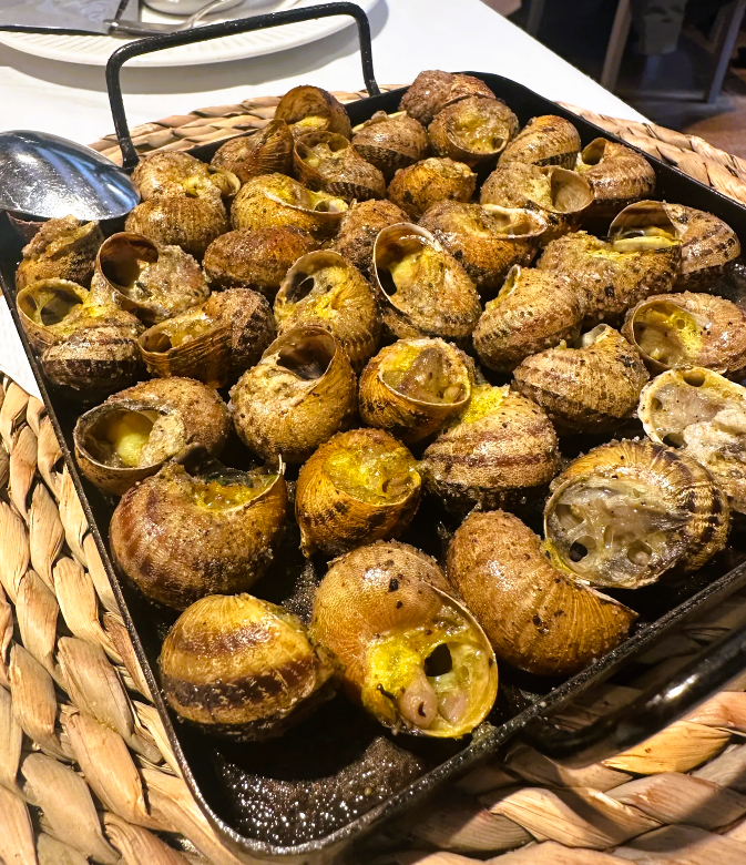 A la Borda Xixerella estimem la cuina de muntanya, però també la del mar. Reserves +376 749 517. Borda Xixerella les millors fideuas de tot Andorra. 🔥🍽️ A la Borda Xixerella estimem la cuina de muntanya… però també la del mar! 🍽️🔥 A casa nostra trobaràs plats de cuina de borda tan tradicionals com els nostres cargols a la llauna, un clàssic que manté l’essència de la gastronomia d’alta muntanya. Però això no és tot: també preparem arrossos, fideuàs i plats de marisc al nivell de les millors marisqueries i arrosseries de la Costa Brava o Formentera. La nostra fideuada amb marisc fresc és única a tot el Principat d’Andorra — un plat que el nostre xef Paulo cuina, com diríem en català, quan una cosa està feta a la perfecció: “la borda”. Si vols gaudir d’aquesta experiència gastronòmica en un entorn de postal, reserva la teva taula al WhatsApp +376 749 517 com més aviat millor. #BordaXixerella #CuinaDeMuntanya #FideuàAndorra #GastronomiaAndorrana #ArrossosDeQualitat