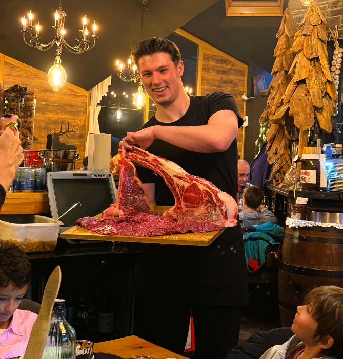 🔥🥩 LA SANGRIA GRILL – EL PLAER GASTRONÒMIC I AUTÈNTIC A MERITXELL (CANILLO)  🥩🔥 Ja tenim la terrassa oberta. Reserva la teva taula. A La Sangria Grill celebrem una cuina generosa, sincera i plena de sabor. Les nostres especialitats són elaborades amb passió i respecte per la tradició, oferint plats que conquereixen tant als habituals com als visitants que busquen una experiència gastronòmica de veritat. 🥩 Carns prèmium   Seleccionem peces d’alta qualitat i les cuinem amb precisió perquè mantinguin tota la seva tendresa i intensitat. Una autèntica delícia per als amants de la bona carn. 🍰 Postres d’alta gamma   Per tancar l’àpat amb elegància, les nostres postres són petites creacions pensades per sorprendre: textures fines, sabors equilibrats i una presentació cuidada fins a l’últim detall. A Canillo, La Sangria Grill és l’adreça ideal per gaudir, compartir i descobrir una cuina autèntica en un ambient càlid i acollidor. 🔖 Hashtags #LaSangriaGrill #Canillo #CarnsPremium #CuinaGourmet #GastronomiaAndorra