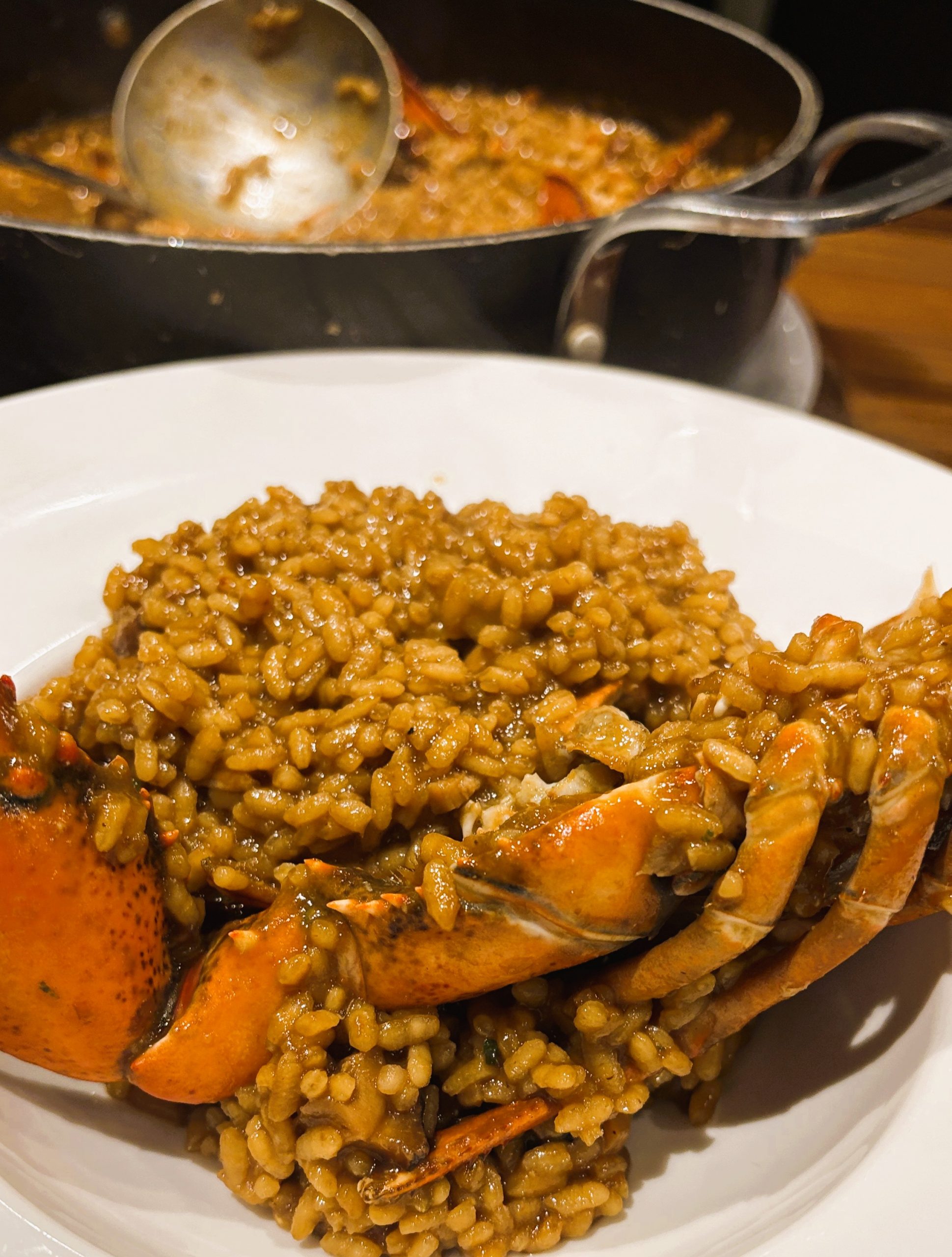 ARRÒS DE LLAMÀNTOL 🦞🔥 NOVA ESPECIALITAT AL 180 RESTAURANT 🔥🦞 Ja pots gaudir del nostre arròs de llamàntol blau fresc, el nostre xef prepara un sofregit estil de l’Empordà, tenim un xef gran coneixedor de la cuina marinera una recepta que captura tota la intensitat del sabor mariner en cada queixalada. Cuinat amb llamàntol de primera qualitat, arròs al punt i un sofregit que perfuma l’aire… aquest plat és una celebració del bon gust i del producte fresc. 🌊 El llamàntol blau aporta una textura melosa i un sabor profund que transforma l’arròs en una experiència gastronòmica única. Ideal per compartir, per celebrar o simplement per regalar-te un moment de cuina autèntica. 📞 Truca ara i demana el teu arròs de llamàntol — o el que més et vingui de gust. El preparem per encàrrec, amb tot l'amor i la dedicació que mereix. 📍Restaurant 180 – Andorra   #ArròsDeLlamàntol #Restaurant180 #SaborMariner #GastronomiaAndorra #EncàrrecGourmet