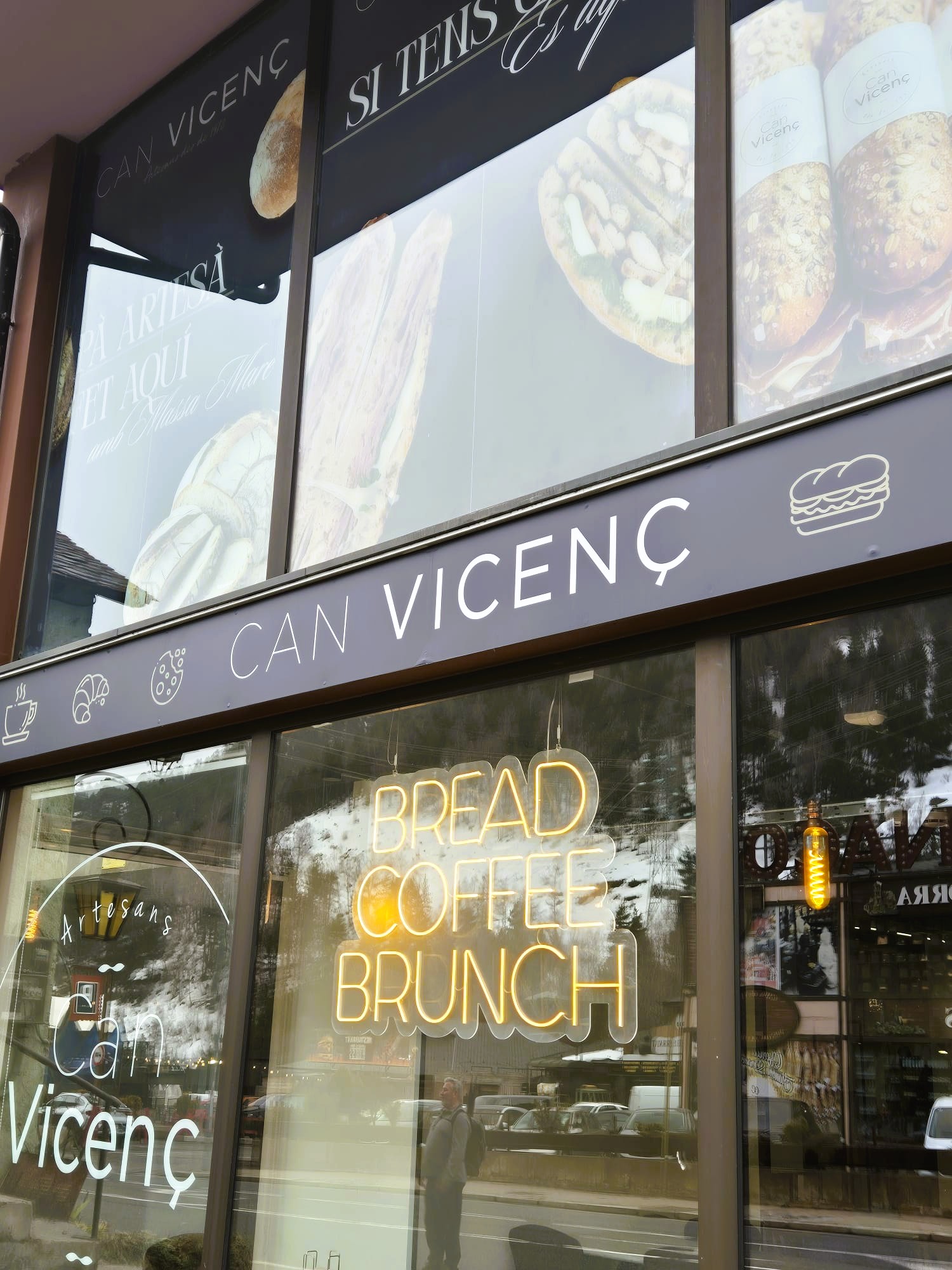 Al Tarter, FORN DE PA I PASTISSERIA CAN VICENÇ porta finalment a les muntanyes d’Andorra allò que molts esperaven: pa molt bo i brioixeria realment excel·lent, elaborats cada dia al seu propi obrador artesanal. Aquí es respecten les tradicions de la fleca alhora que s’apliquen tècniques modernes, amb un únic objectiu: obtenir productes saborosos, regulars i de gran qualitat. Cada matí hi trobaràs una àmplia varietat de pans per a tots els gustos i necessitats: pans clàssics, pans especials i receptes elaborades amb farines seleccionades i una fermentació cuidada, perquè la molla sigui gustosa i la crosta ben daurada. Tot treballat de manera artesanal, amb matèries primeres de qualitat, perquè cada llesca de pa acompanyi a la perfecció els teus esmorzars, àpats en família o dies d’esquí. Pel que fa a la part més llaminera, la brioixeria és al centre de l’experiència CAN VICENÇ: croissants de mantega, peces de full, brioixos i coques dolces, pensades perquè cada mossegada sigui un autèntic moment de plaer. Tant si ets de croissant, dònuts o coca de sucre, sempre hi trobaràs alguna cosa per acompanyar el cafè del matí o per fer una pausa dolça després de la neu. CAN VICENÇ també és la pastisseria de les teves grans ocasions: pastissos de mousse, pa de pessic, de fruita, pasta de full o especialitats de temporada com els tortells, coques i postres típics de festa. Aniversaris, sopars amb amics o celebracions en família al Tarter i voltants: només cal triar el teu pastís i tindràs l’èxit assegurat. Situat a El Tarter, al cor d’una de les zones més dinàmiques de Grandvalira, CAN VICENÇ és la nova parada imprescindible per començar bé el dia o per acabar una bona jornada d’esquí amb un toc dolç. Tant si vius a Andorra com si hi vens de vacances, deixa’t seduir per aquest nou espai gourmet: pa molt bo, brioixeria excel·lent… i aquella olor irresistible de forn acabat de fer que surt de l’obrador cada matí.