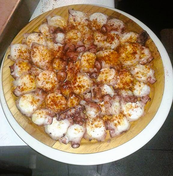 Bar Domenech C. del Pui, 1 baix. Andorra la Vella. Tel. (+376) 821 571 Bar Restaurant Domènech (Snack Bar Domèn) Ubicado en el Carrer del Pui, 1, este local es muy conocido tanto por los residentes como por los visitantes que buscan una opción auténtica y con una excelente relación calidad-precio en el centro histórico. Menú del Día Imbatible: Es uno de los puntos más destacados, ofreciendo un menú completo por solo 13,50 €. Es una de las opciones más económicas y equilibradas que puedes encontrar en la zona, ideal para una comida casera durante la jornada. Especialidad en tapas: El restaurante destaca por su oferta de tapas variadas, perfectas para compartir en un ambiente distendido. Son famosas por su sabor tradicional y raciones generosas. Domingos de arroz: Tal como mencionas, el arroz a la paella es el protagonista indiscutible de los domingos, convirtiéndose en una cita obligada para quienes disfrutan de este plato clásico en un ambiente familiar. Ambiente y horario: Es un lugar acogedor con un servicio cercano. Abre todos los días de 8:00 a 23:00, lo que lo hace muy versátil tanto para desayunos como para cenas tardías. Datos de contacto: Dirección: Carrer del Pui, 1, AD500 Andorra la Vella. Teléfono: +376 821 571 Es una opción fantástica si buscas comer bien sin gastar de más en una de las calles con más encanto de la capital andorrana. 