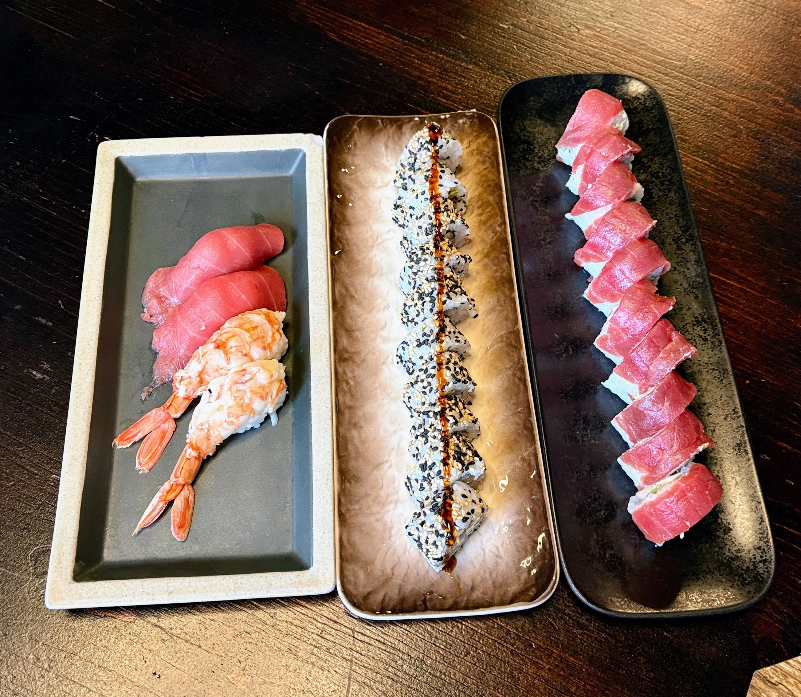 A La Taverna Cal Roka celebrem la fusió de sabors i tradicions. La nostra cuina uneix l’essència japonesa, la personalitat de la cuina mediterrània i l’ànima de la gastronomia gallega, creant una experiència única que sorprèn i enamora. A la nostra carta hi trobaràs plats de cada especialitat: des de propostes japoneses elaborades amb tècnica precisa per al nostre xef Japonès en Kazuya, fins a receptes mediterrànies plenes de frescor i plats gallecs amb tot el seu caràcter autèntic. El nostre celler ofereix una selecció de vins molt cuidada, amb referències equilibrades en preu i qualitat, pensada per maridar a la perfecció amb cada plat. Les carns madurades de les millors races es cuinen a la brasa del Josper, aconseguint un sabor intens i una textura excepcional. Els peixos frescos arriben gairebé diàriament i els preparem a la brasa, a la biscaïna o senzillament a la planxa, sempre amb verdures de Navarra com a guarnició. Per als amants de la tradició, els nostres guisats a foc lent —com les galtes de porc ibèric o les costelles de porc ibèric— mantenen el gust de sempre, cuinats amb paciència i respecte pel producte. I, és clar, no hi falten els clàssics a la brasa: el secret ibèric o les costelletes de xai dels Pirineus, fetes amb el punt just de flama. Cal Roka és un restaurant acreditat, reconegut per oferir bona cuina a preus molt equilibrats. Per això, sovint és difícil trobar taula sense reserva prèvia. T’esperem per gaudir d’una experiència gastronòmica que combina tradició, innovació i producte de primera. #CalRoka #CuinaFusió #BrasaJosper #ProducteDeQualitat #GastronomiaAndorra